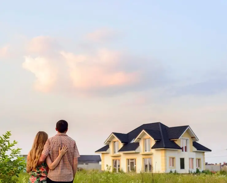 imageye___-_imgi_34_young-couple-near-his-house_635416-729